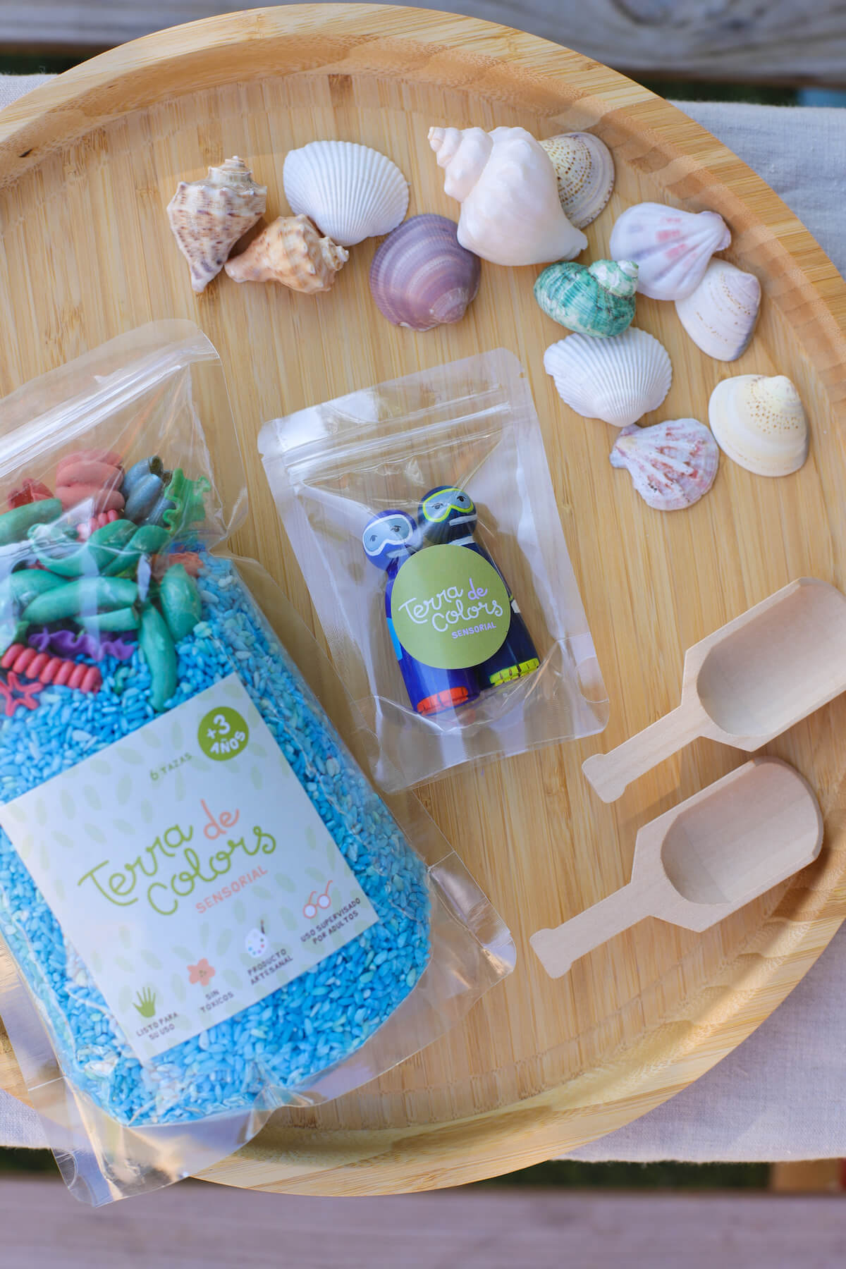 Base sensorial bajo del mar combinada con muñecos de madera buceadores pintados a mano en terra de colors